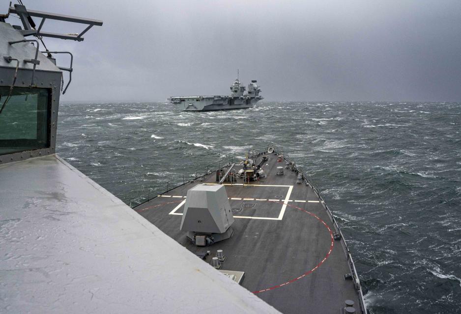 Hangarskipet HMS Prince of Wales vil lede an Storbritannias bidrag til første fase av Nato-øvelsen Steadfast Defender – og herunder de integrerte øvelsene Joint Warrior og Nordic Response i nord. Her seiler skipet med den amerikanske destroyeren USS Gridley under en operasjon i Nord-Atlanteren. (Foto: Cameron Stoner/USAs marine)